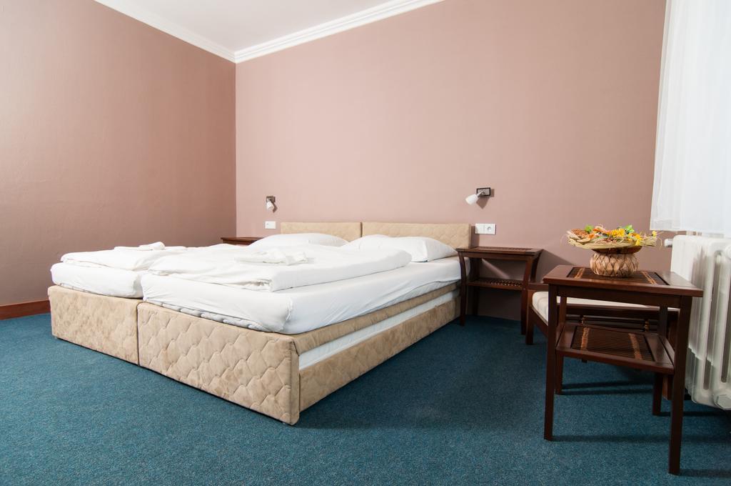 Hotel Radejov Knezdub Zewnętrze zdjęcie