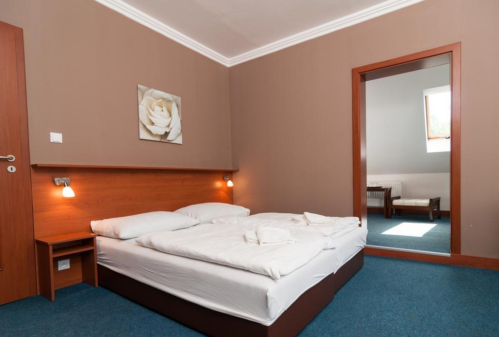 Hotel Radejov Knezdub Zewnętrze zdjęcie