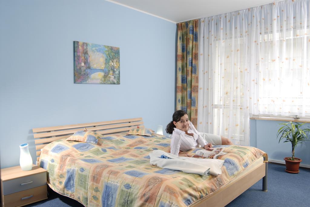 Hotel Radejov Knezdub Zewnętrze zdjęcie